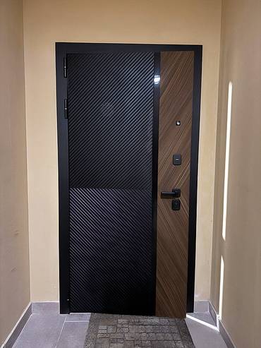 Двухцветная входная дверь